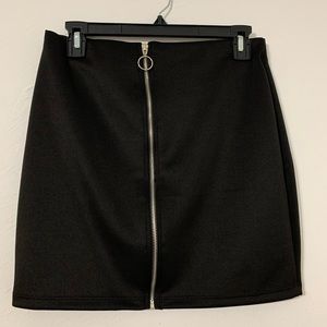 BLACK SHORT SKIRT